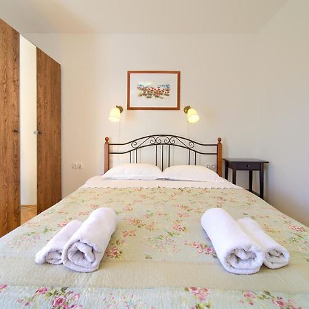 Apartments Rose Крк Екстер'єр фото