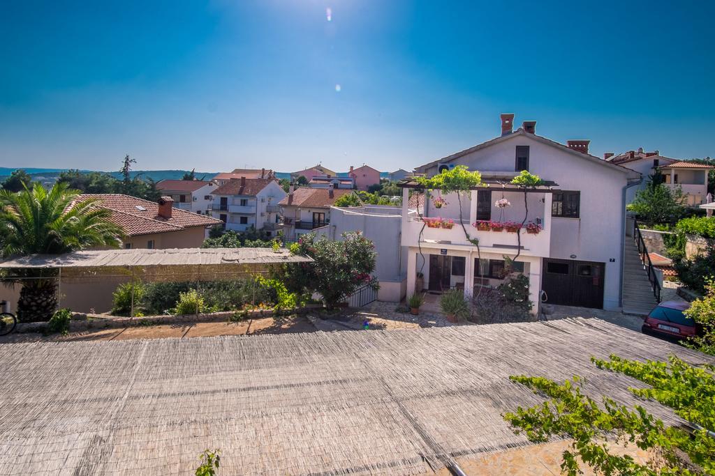 Apartments Rose Крк Екстер'єр фото
